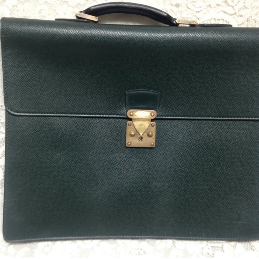 Authentic Louis Vuitton Green Taiga Leather 2-Gussets Briefcase 16in x 13in x 4